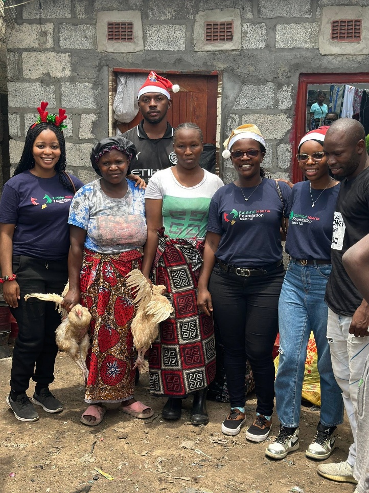 FHF volunteers and recipient families during a Kanyama support outreach
